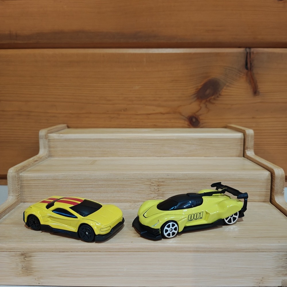 Lot Of 2 MAISTO Cars YELLOW 1:64 DIECAST 2 1/2" W/ RED STRIPES & GT‎ Racer Green